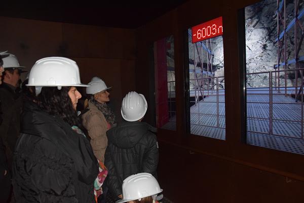 Vulkanija z dvigalom v globino 6000 metrov